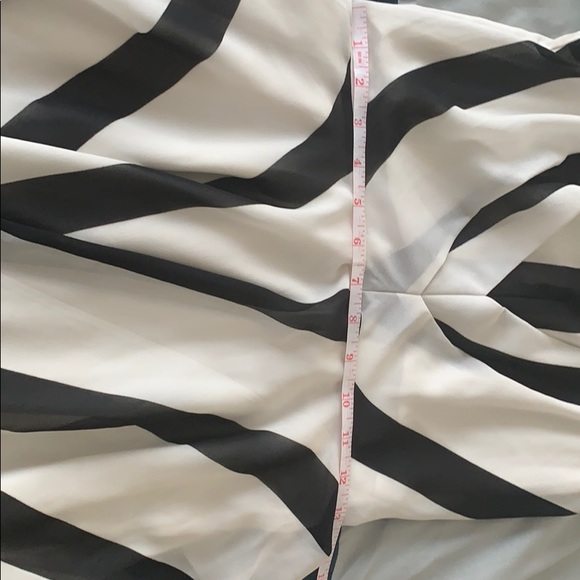 Black and off white dress with keyhole in front - Picture 5 of 5